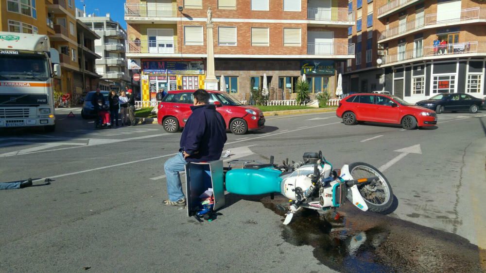 Accidente de entre un motorista y un coche en la zona de la playa del Cura. La conductora de  la moto fue trasladada con un fuerte golpe en las costillas al Hospital Universitario de Torrevieja