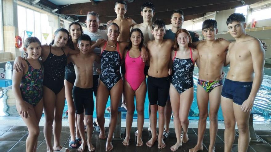 Doce nadadores del C.D. San José Obrero concluyen su pretemporada en Ribeira