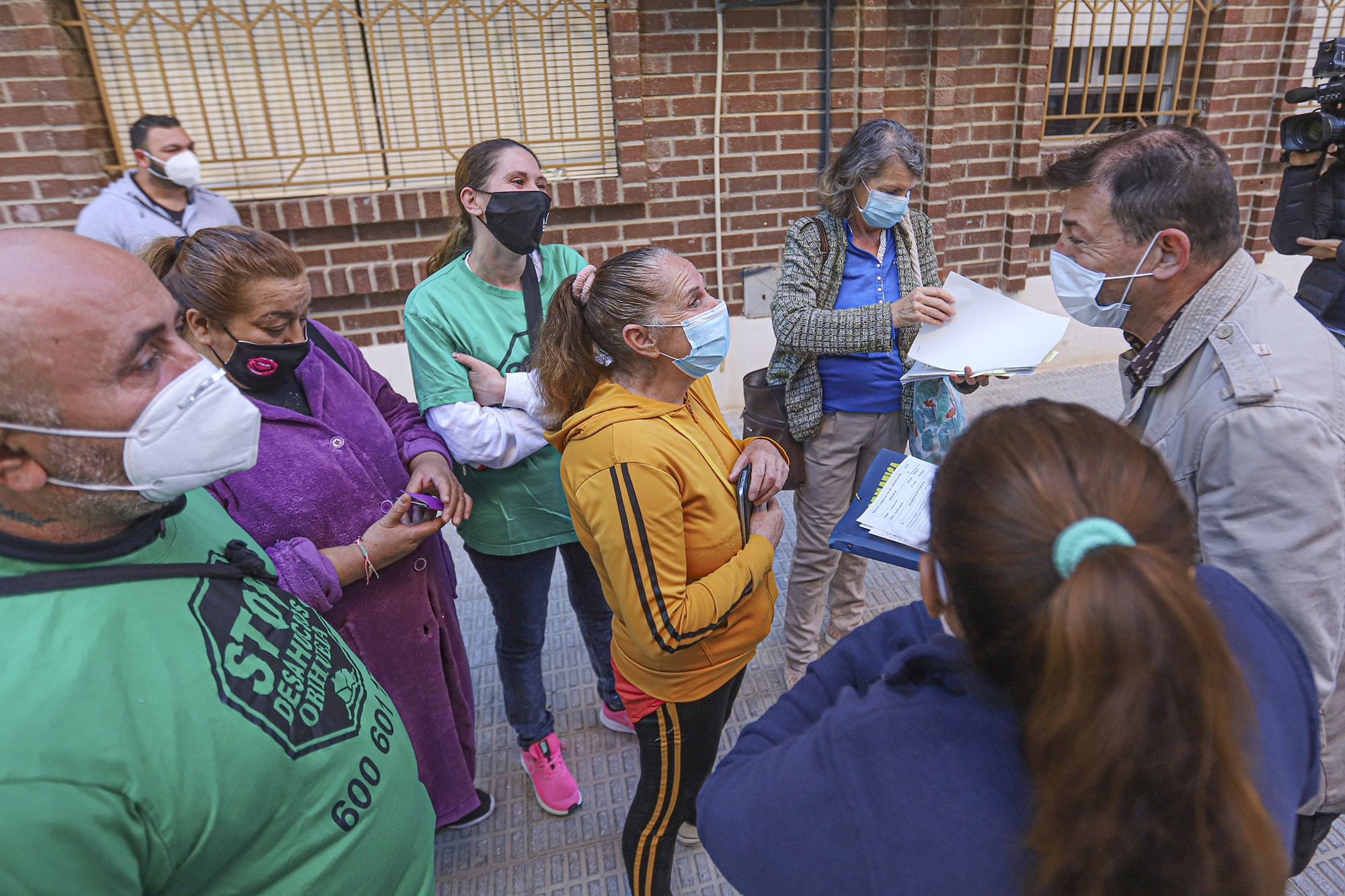 Paralizan el desahucio de tres familias residentes en el mismo edificio de Orihuela