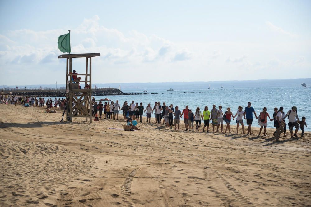 Menschenkette für einen saubereren Strand in Palma de Mallorca