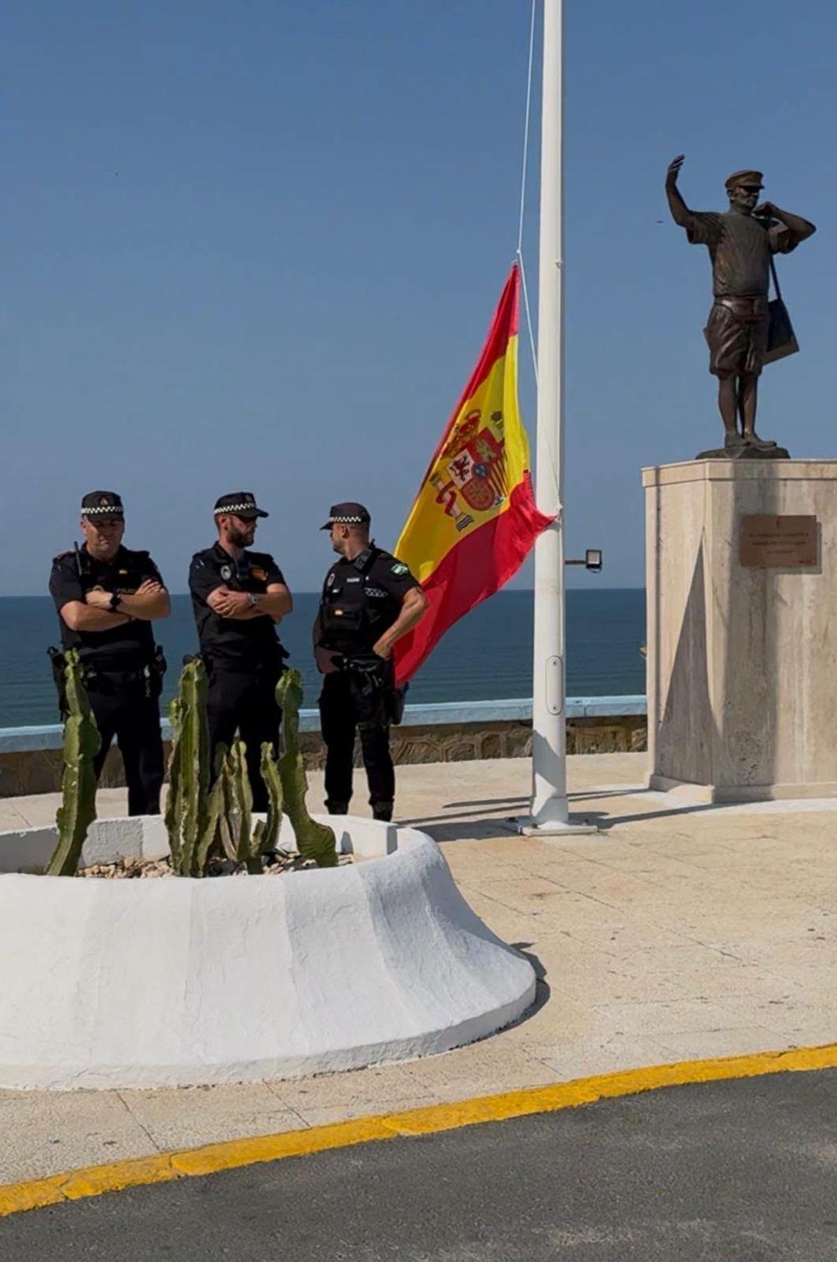 Tradicional izado de banderas en Matalascañas.