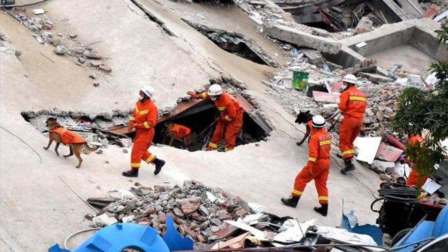 El derrumbe del hotel con enfermos de coronavirus en China suma 18 muertos