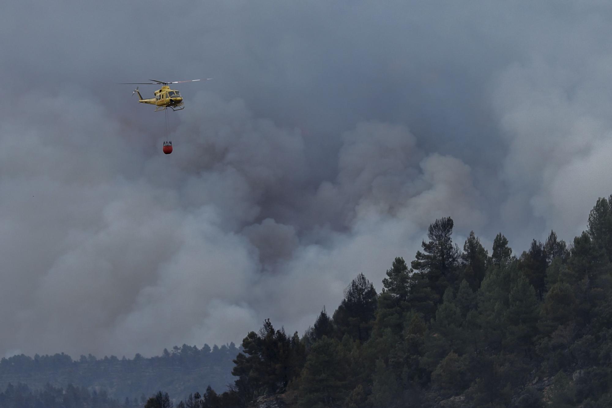 Medios aéreos y terrestres intentar frenar el avance del incendio de Viver