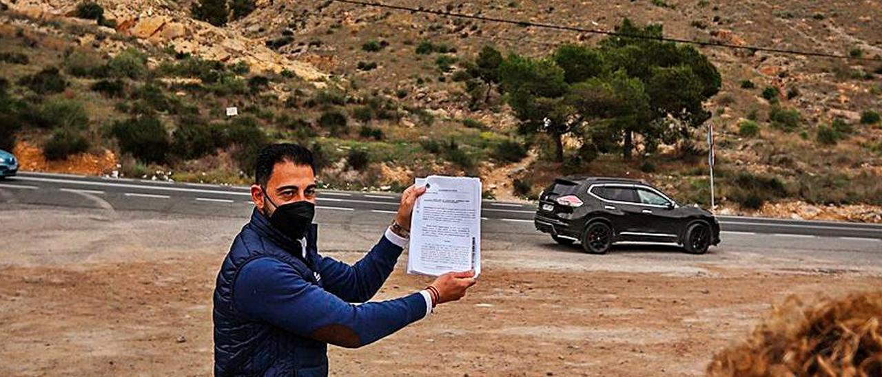 Aparicio muestra las alegaciones frente a la sierra.