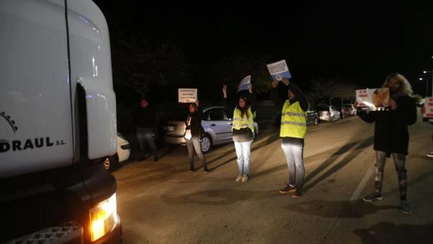 Una veintena de activistas paran camiones de pollos ante el matadero