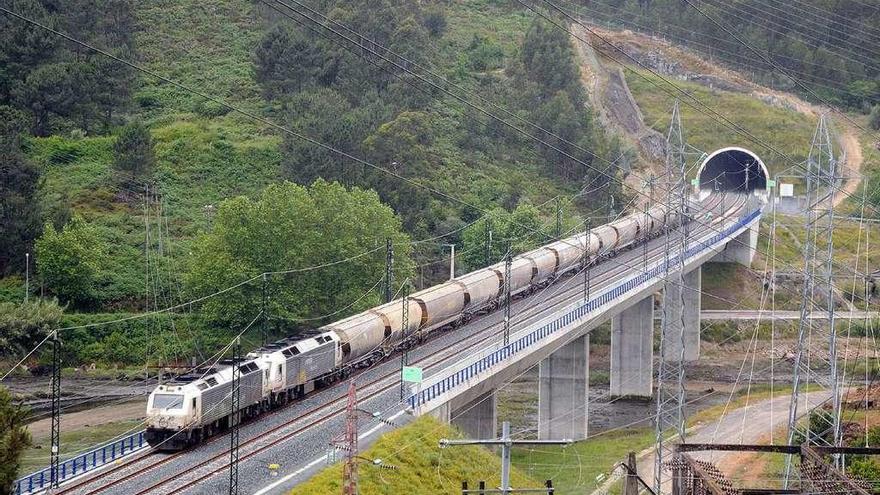 Tren de mercancías circulando por el Eje Atlántico.