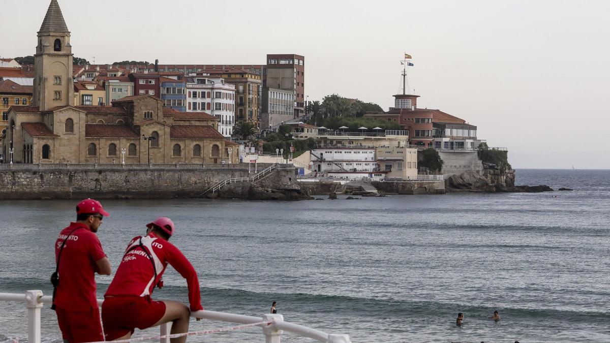 idea bruscamente compañerismo Gijón inicia los trámites para reforzar el equipo de salvamento de playas -  La Nueva España