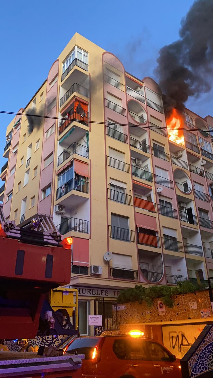 Imagen del incendio de un séptimo piso en la calle La Loma de Torrevieja