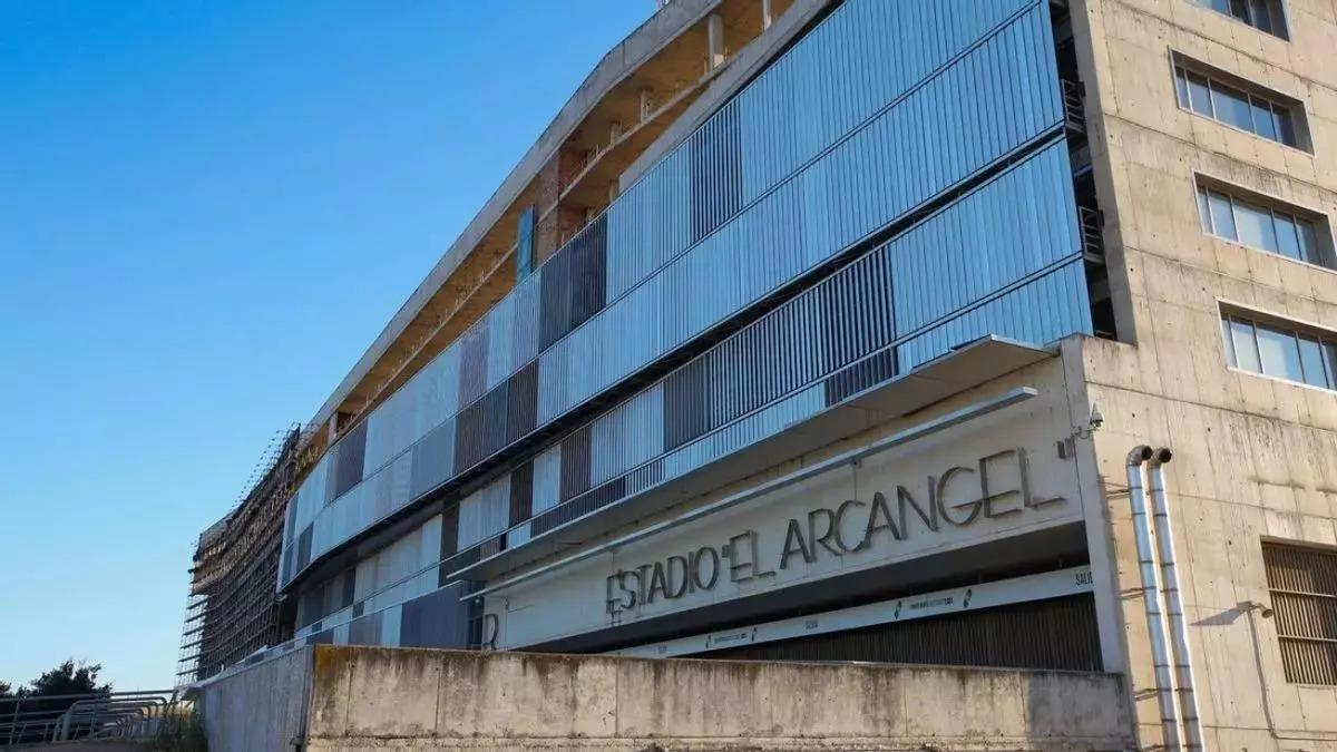 Una vista del exterior de la preferencia del estadio municipal El Arcángel.