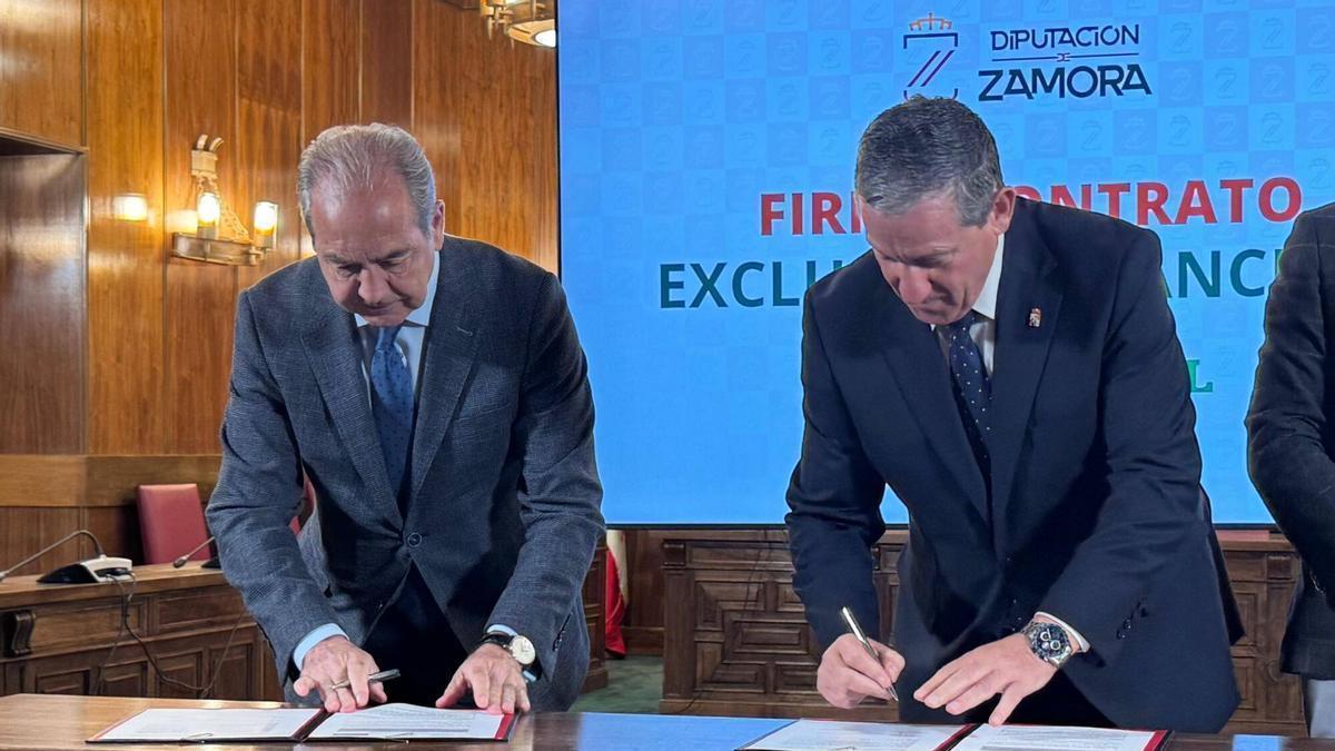 El presidente de la Diputación de Zamora, Javier Faúndez, y el director general de Caja Rural, Cipriano García, firman el contrato para la prestación del servicio de Oficina Financiera Móvil para la provincia de Zamora