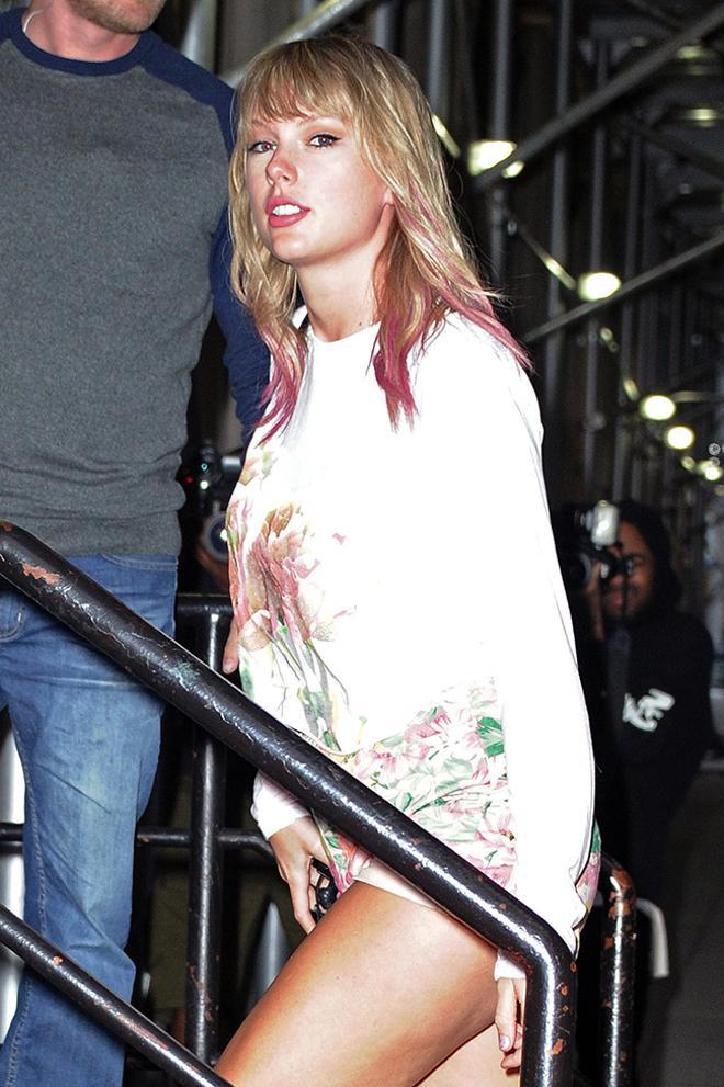 Taylor Swift con el pelo rosa paseando por Nueva York