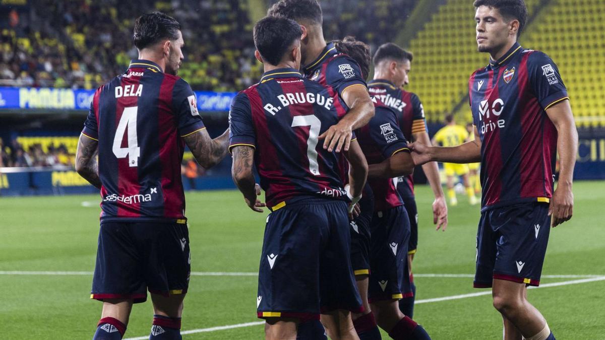 Los jugadores del Levante celebran uno de los goles el pasado viernes ante el Villarreal B. |