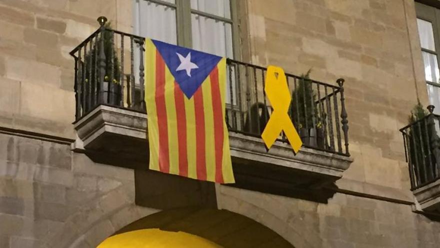 El llaç groc, al costat de l&#039;estelada a la façana de l&#039;ajuntament