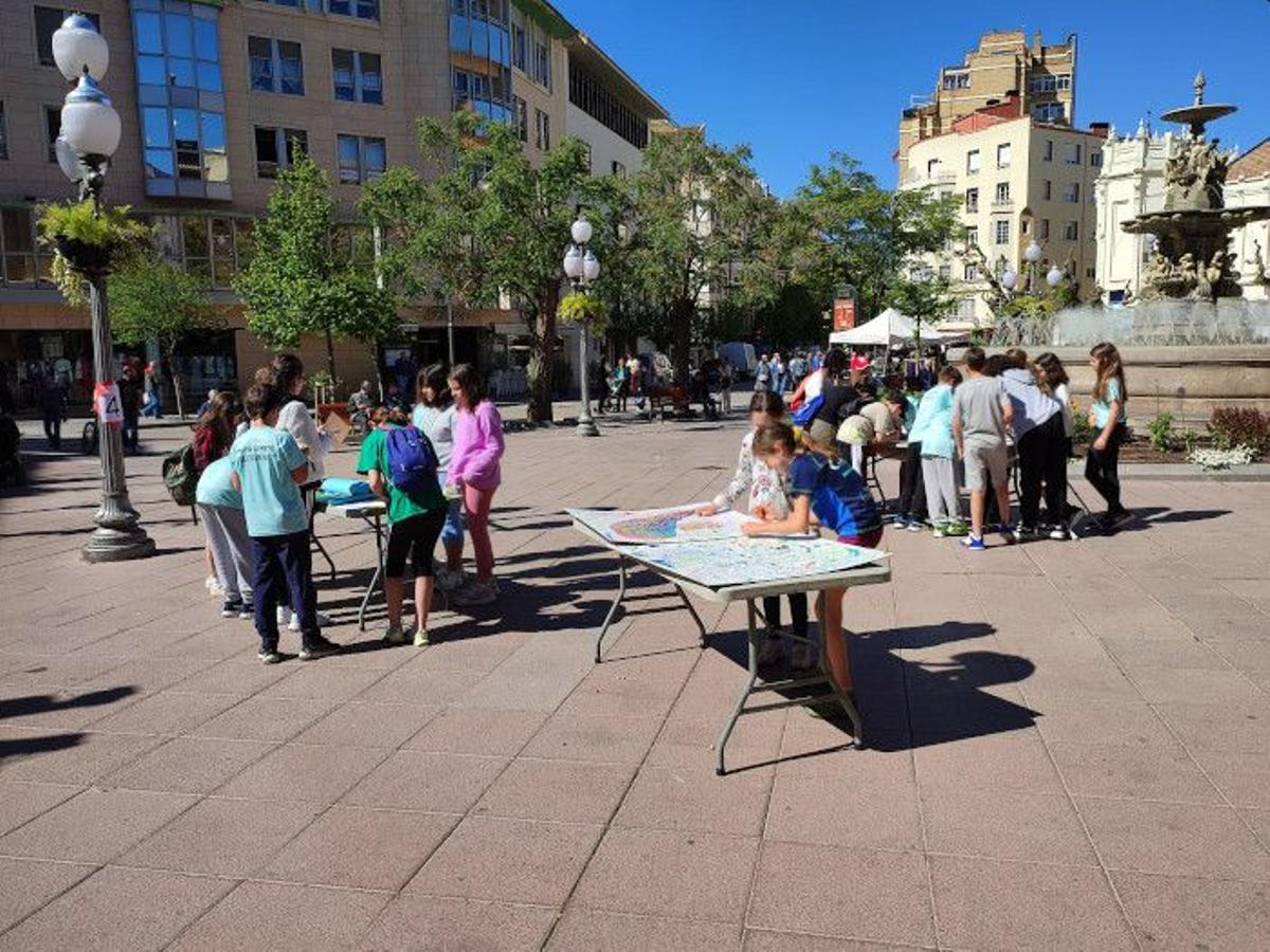 Actividades de escolares en una calle de Huesca.