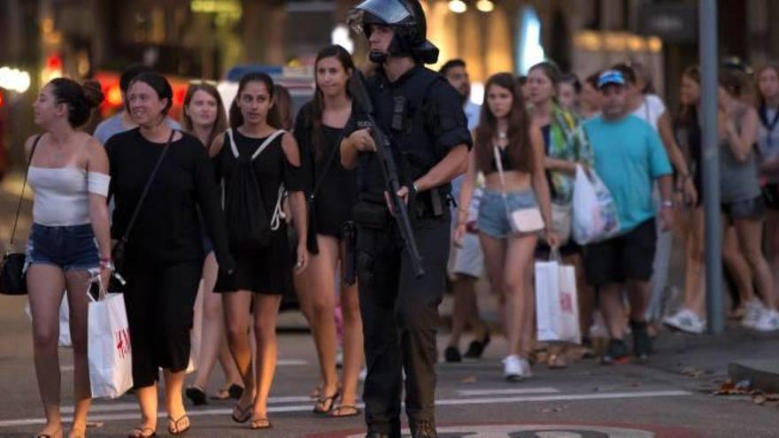 Varios ciudadanos son evacuados tras el atentado.