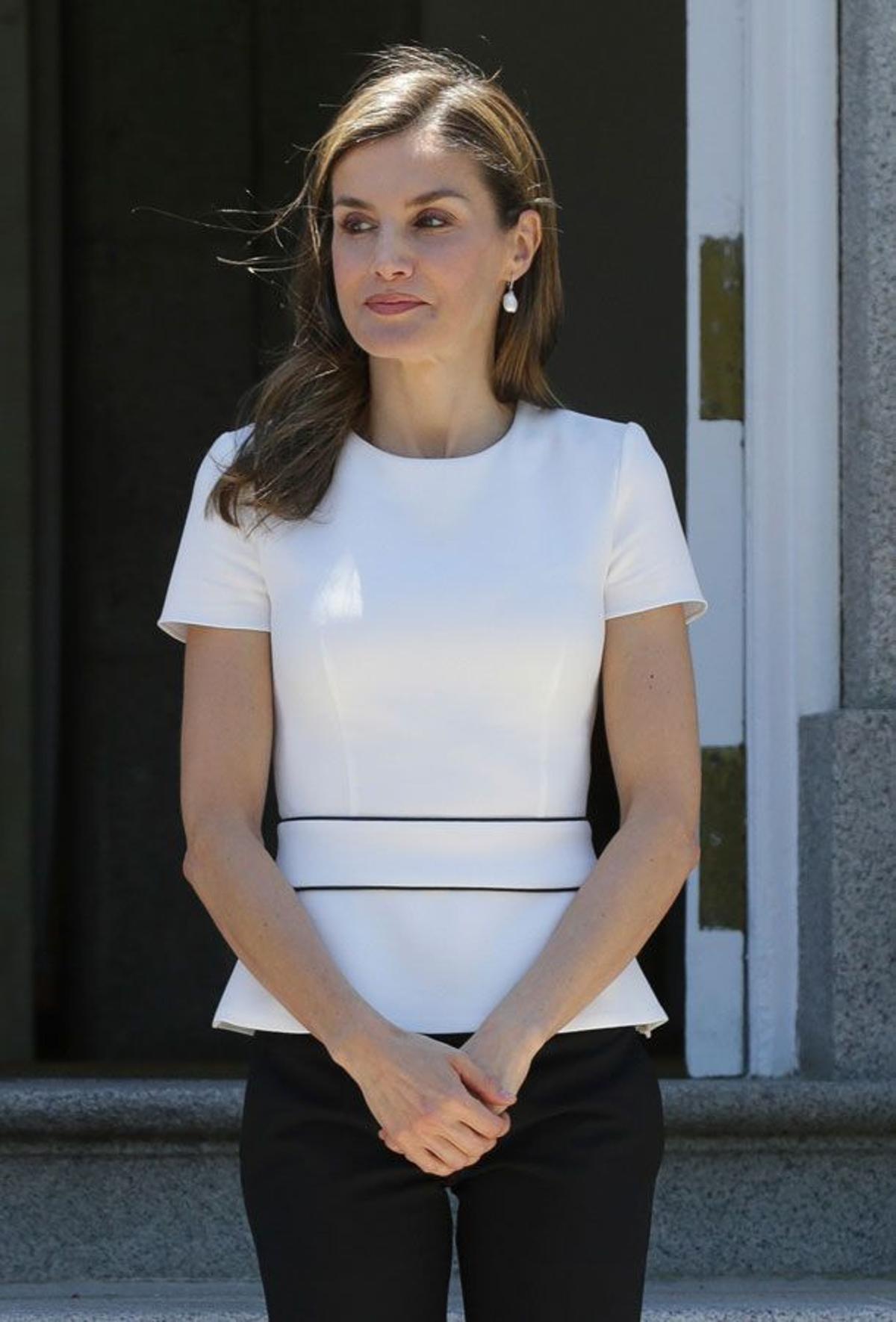 El look de Letizia Ortiz con top blanco con peplum de Hugo Boss