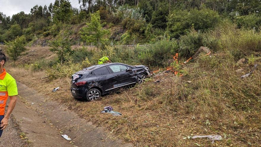 Los bomberos de Gijón rescatan a un conductor que volcó y dio varias vueltas de campana en la autovía