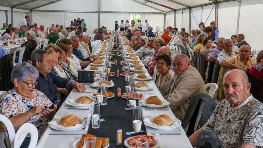 Asistentes a la comida de la tercera edad, en mayo, celebrada en Valga. | Iñaki Abella