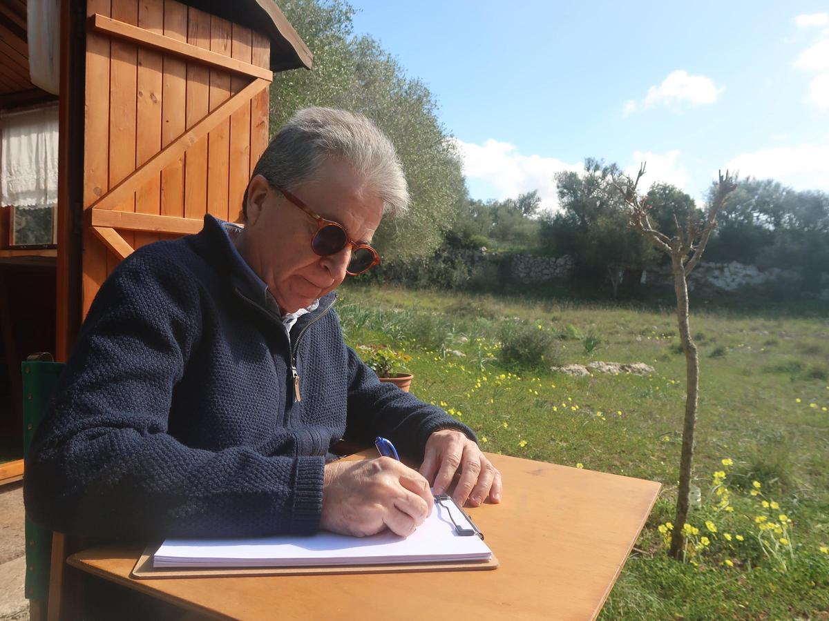 Ponç Pons, poeta menorquín. Entrevista para la sección SanaMente, en su espacio en el campo entre árboles: Sa figuera Verda,
