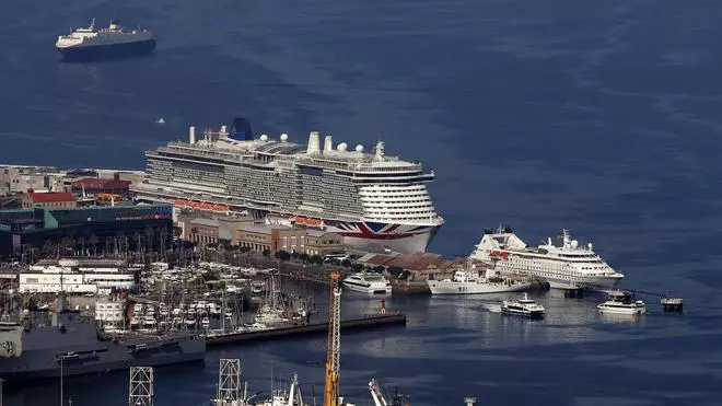 Doble desembarco con 7.000 cruceristas: el exclusivo «Star Legend» y el «Arvia» amarran en Vigo