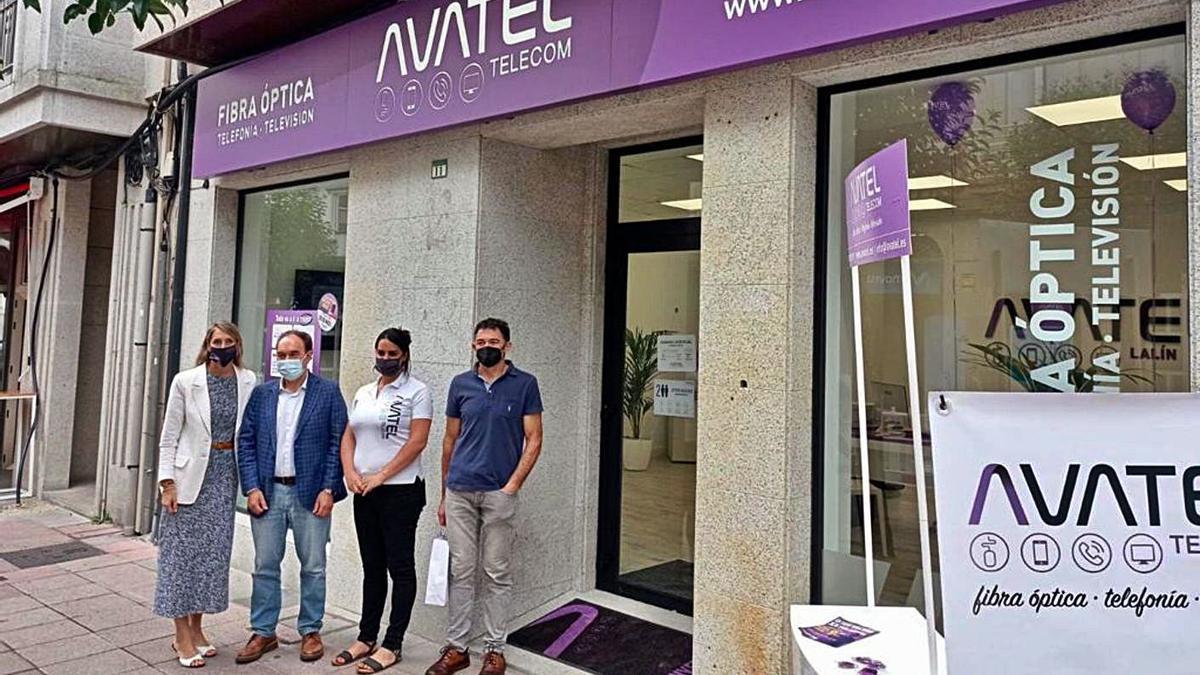 José Crespo y el concejal César Reboredo, junto a responsables de la firma, delante de su tienda.