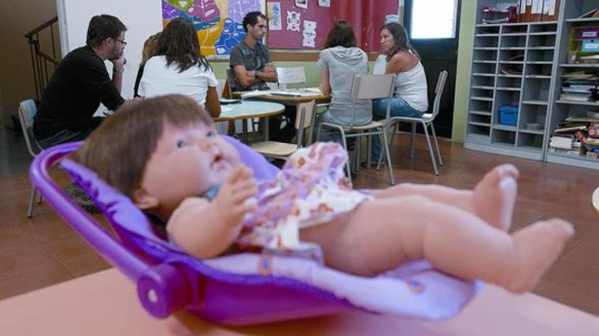 Parte del equipo de trabajadores del Proyecto de Atención Integral e Integrada de la Pobreza Infantil (Paidós), en el local de la Barceloneta, uno de los cuatro puntos donde se desarrollará.