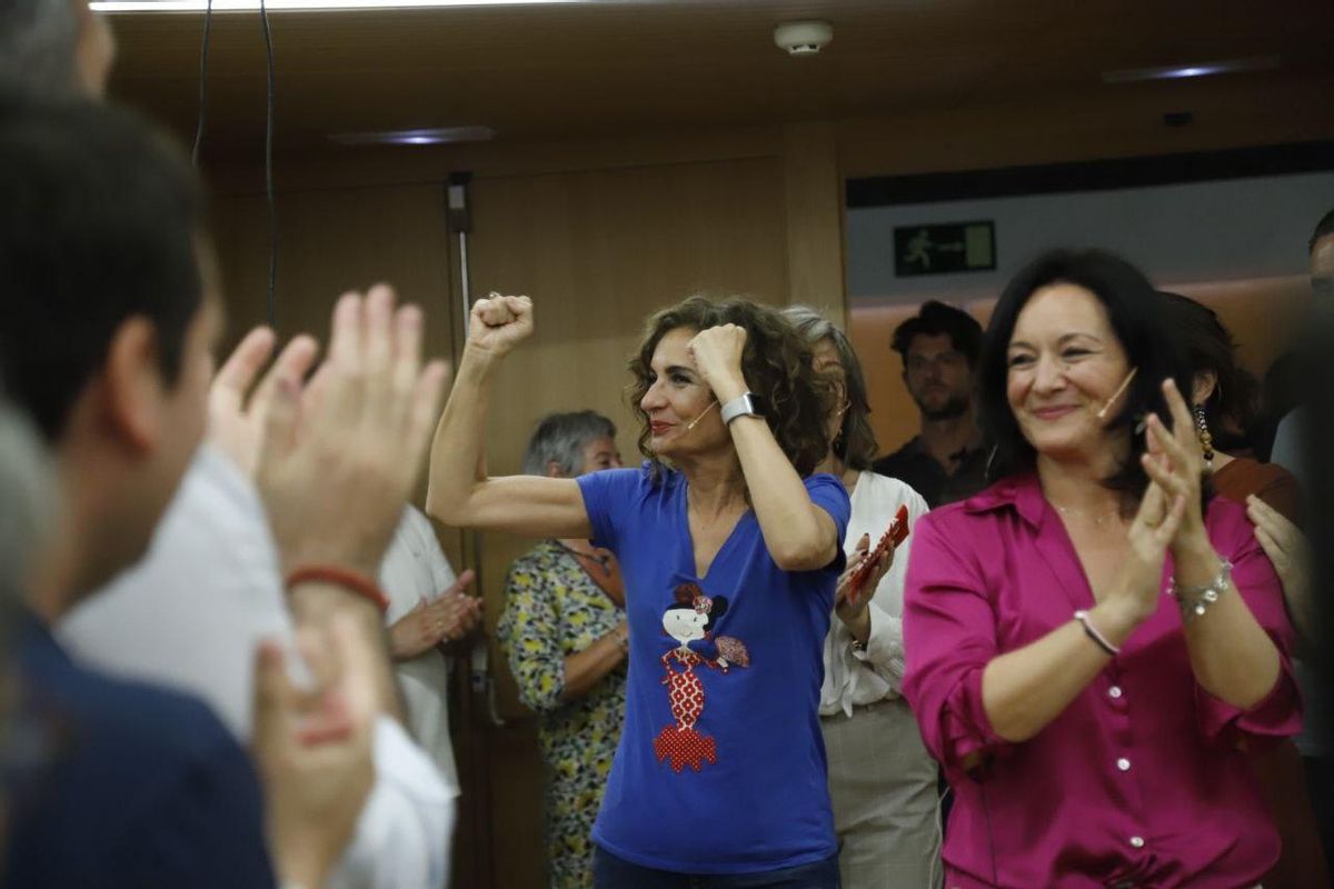 María Jesús Montero, junto a Rafi Crespín, a su llegada al salón donde se ha celebrado el acto electoral.