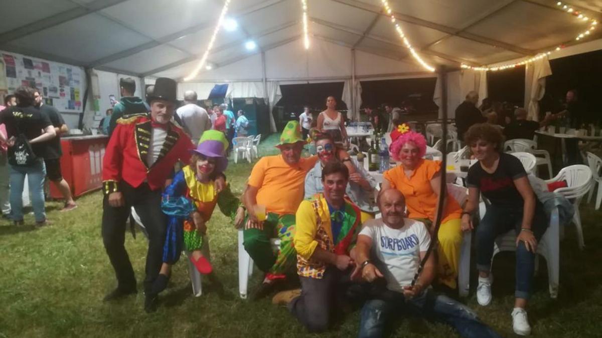 Participantes en la fiesta de disfraces. | R. L. P.