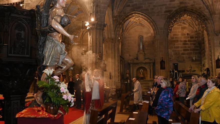 La presidenta de Cáritas renueva el voto de la ciudad a su copatrón, San Sebastián