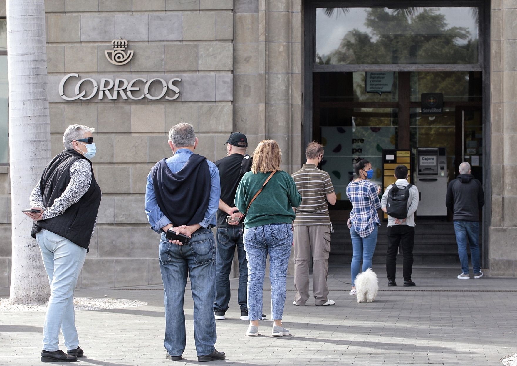 Colas en la oficina de correos Plaza España