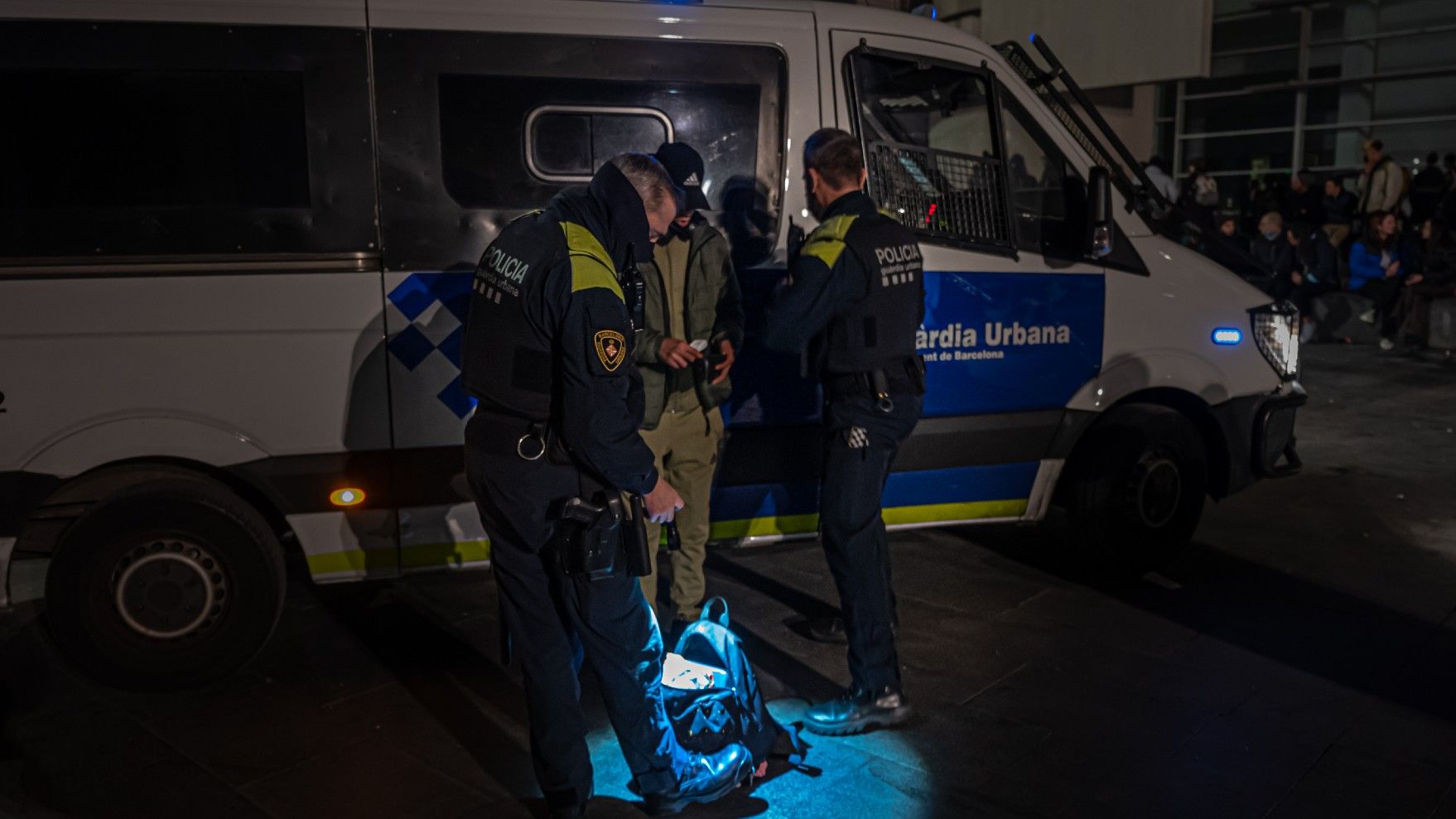 Unos agentes detienen a un ladrón que había robado una mochila en las inmediaciones del Macba de Barcelona, en enero pasado.