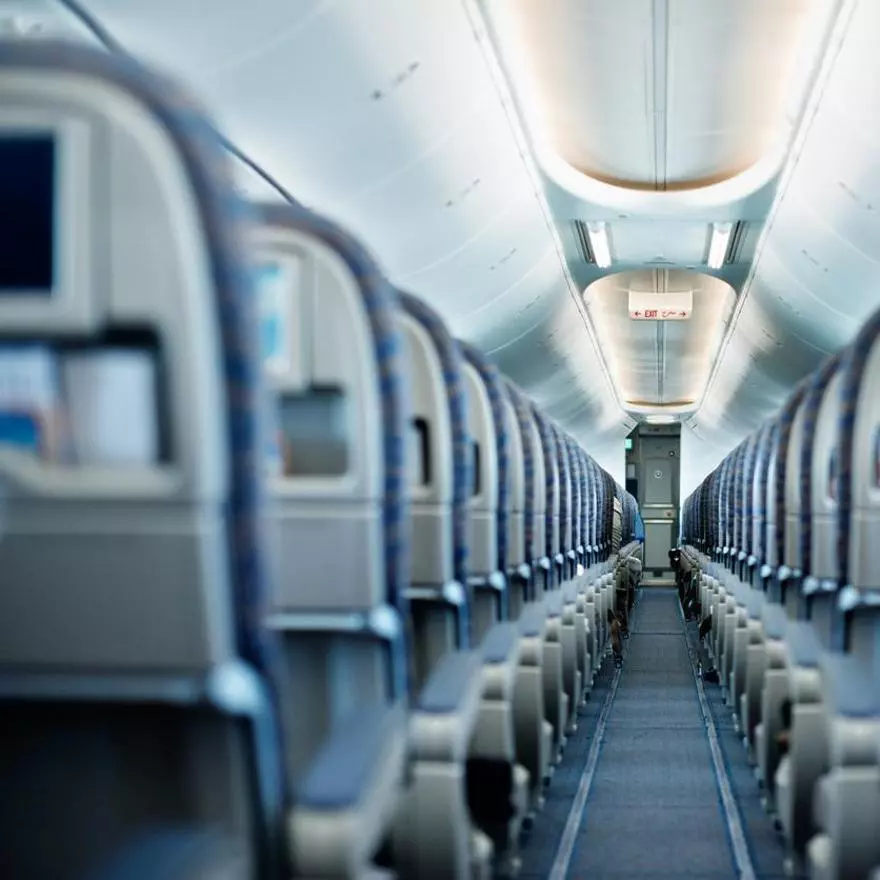 Las azafatas advierten, "paga la diferencia y cámbiate": este es el motivo por el que nunca debes sentarte en el último asiento del avión