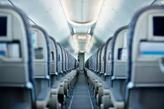 Las azafatas advierten, "paga la diferencia y cámbiate": este es el motivo por el que nunca debes sentarte en el último asiento del avión