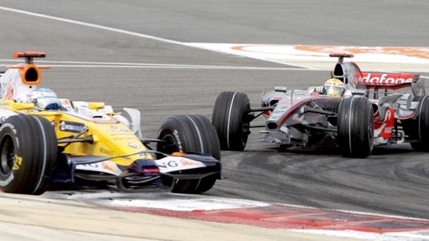 El McLaren de Hamilton, con su `morro´ maltrecho tras embestir al Renault de Alonso.