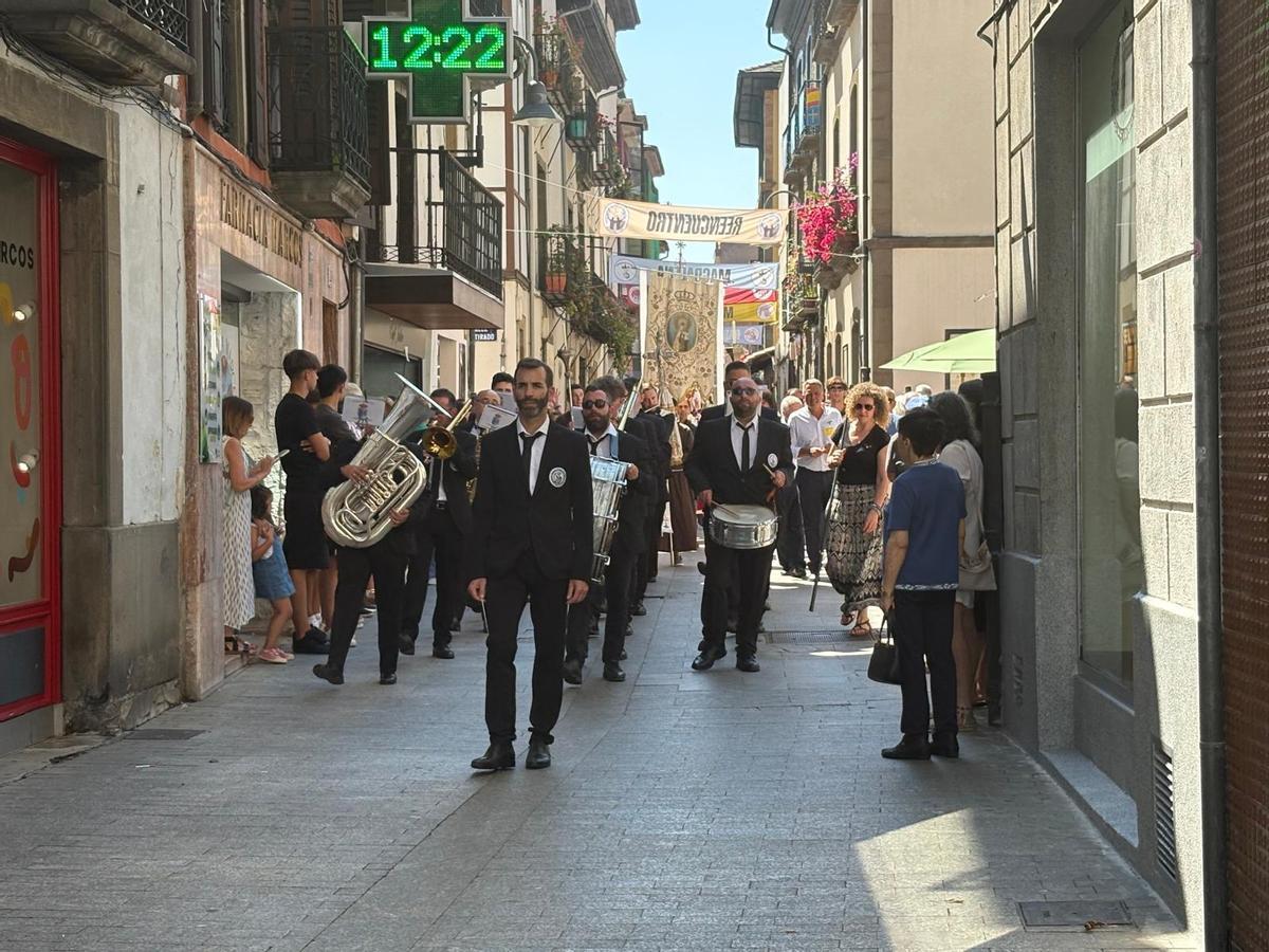 La pólvora acompañó a la primera procesión del Carmen en Cangas del Narcea