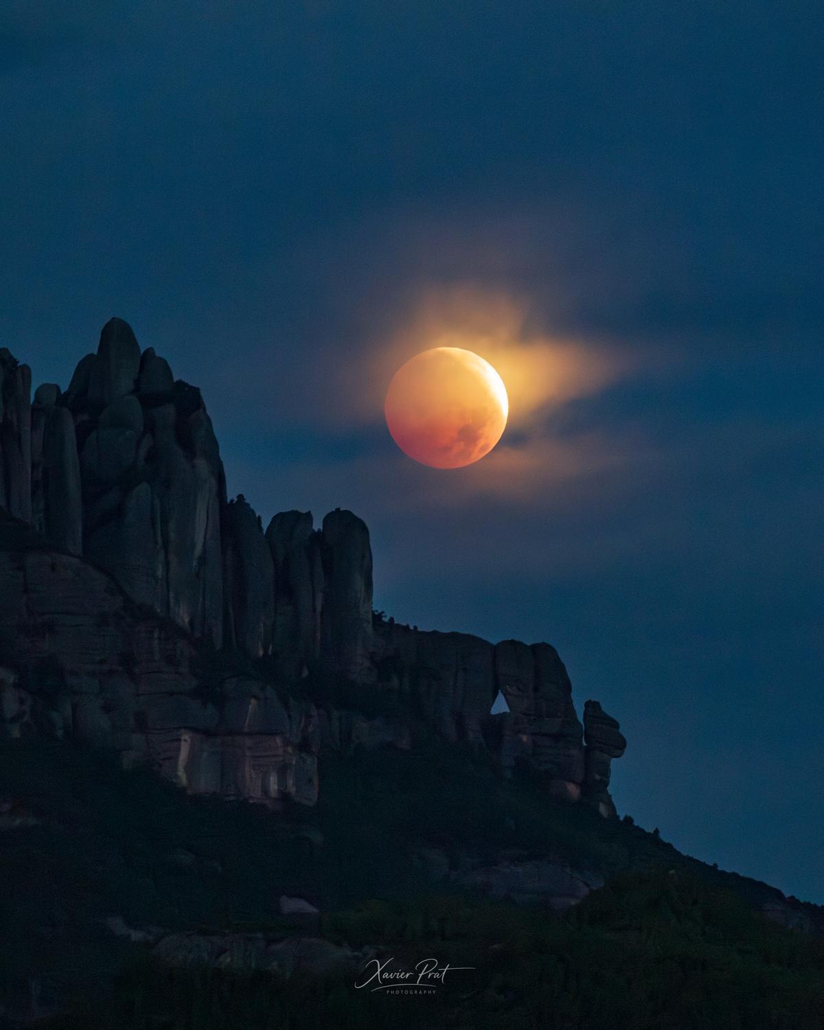Les millors imatges de l’espectacular eclipsi lunar vist des del Bages