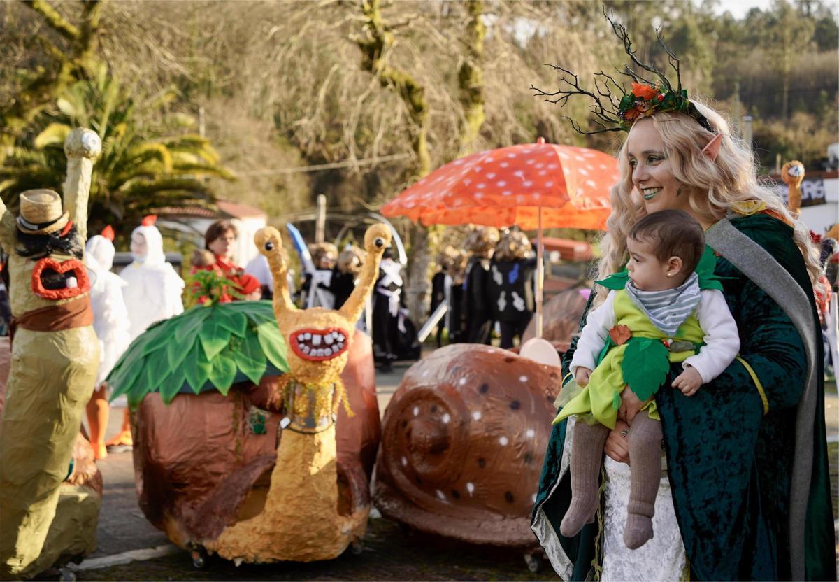 Participantes no desfile de Entroido celebrado en Val do Dubra.