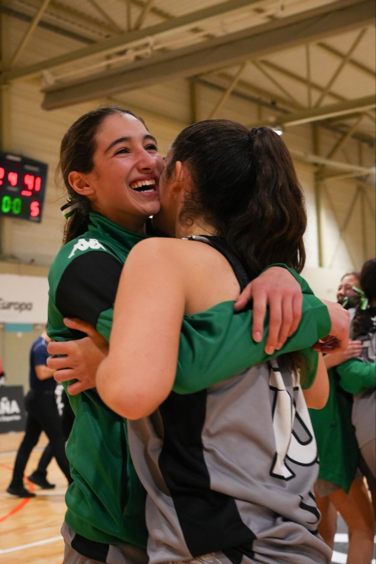 Alegría en las jugadoras extremeñas.