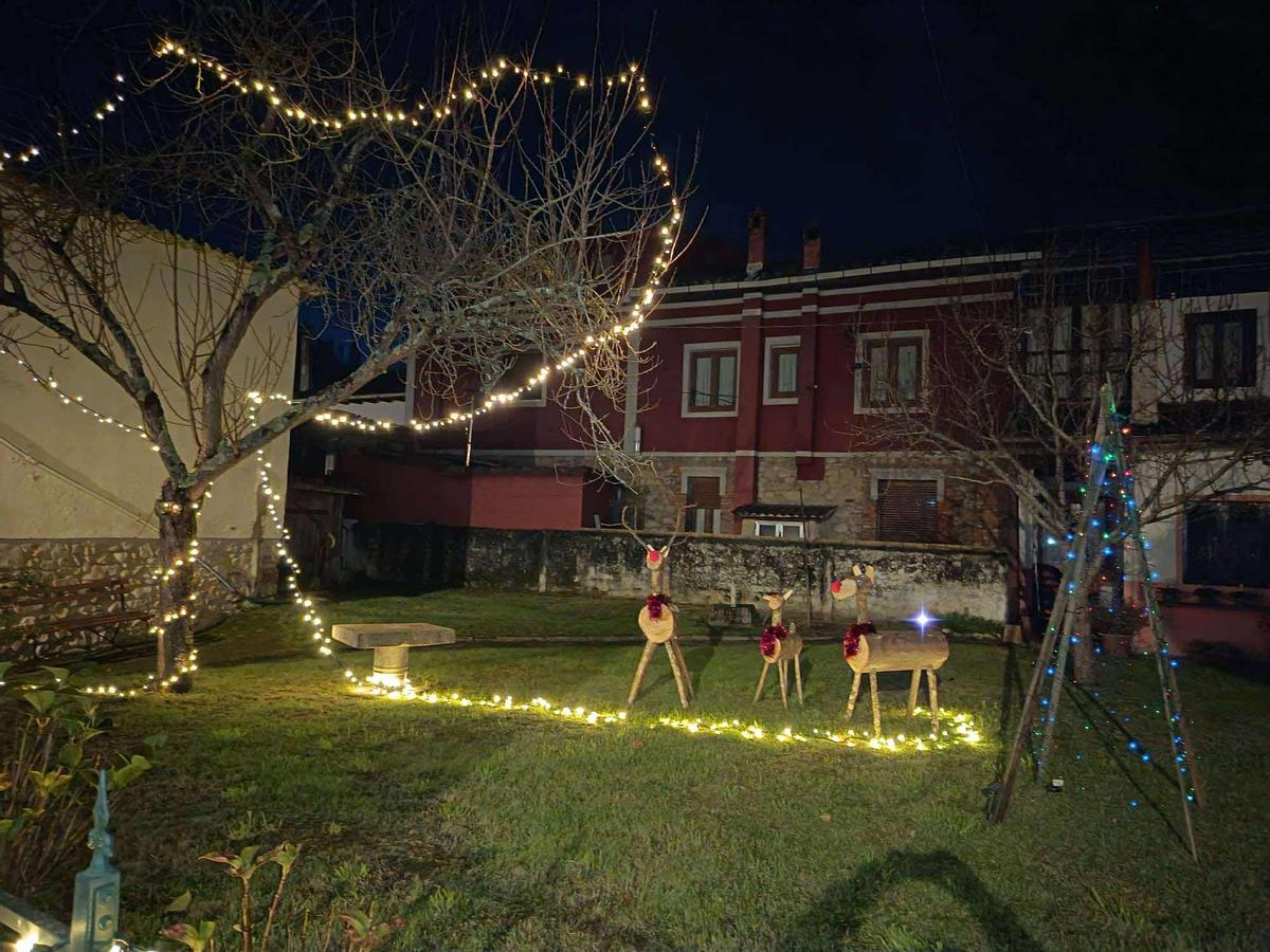 En imágenes: el pueblo de Villanueva, en Cangas de Onís, sorprende con su esmerada decoración navideña