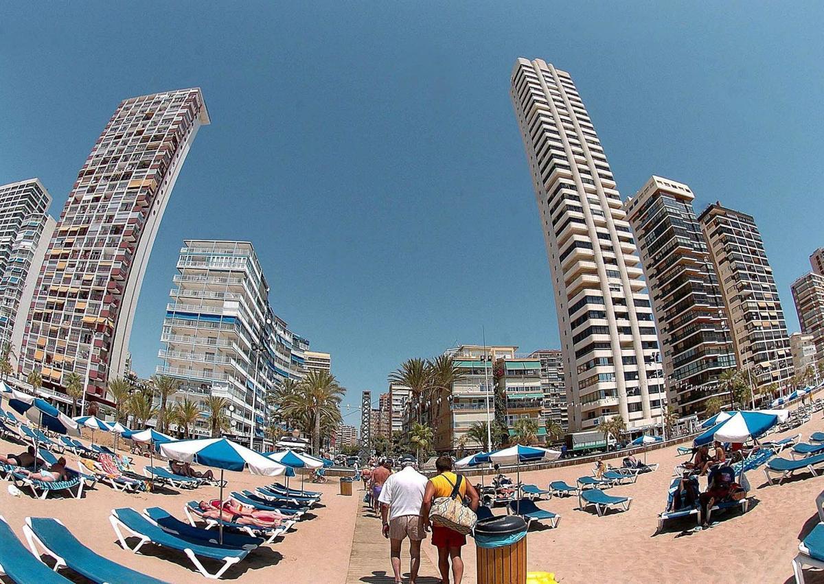Bloques de apartamentos en primera línea de playa, en la localidad alicantina de Benidorm.  | EFE / MANUEAL BRUQUE