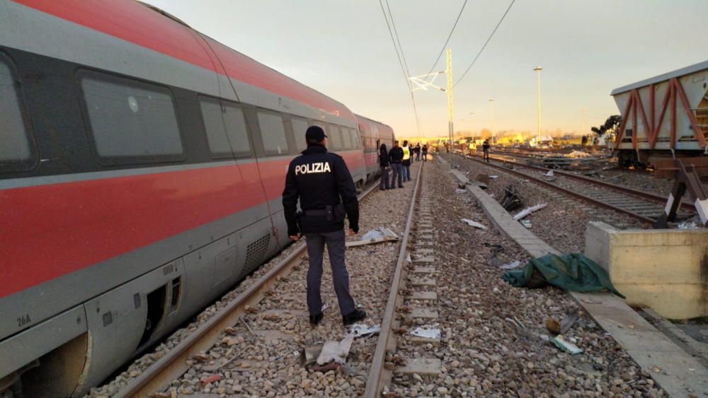 Dos muertos tras descarrilar un tren en Italia.