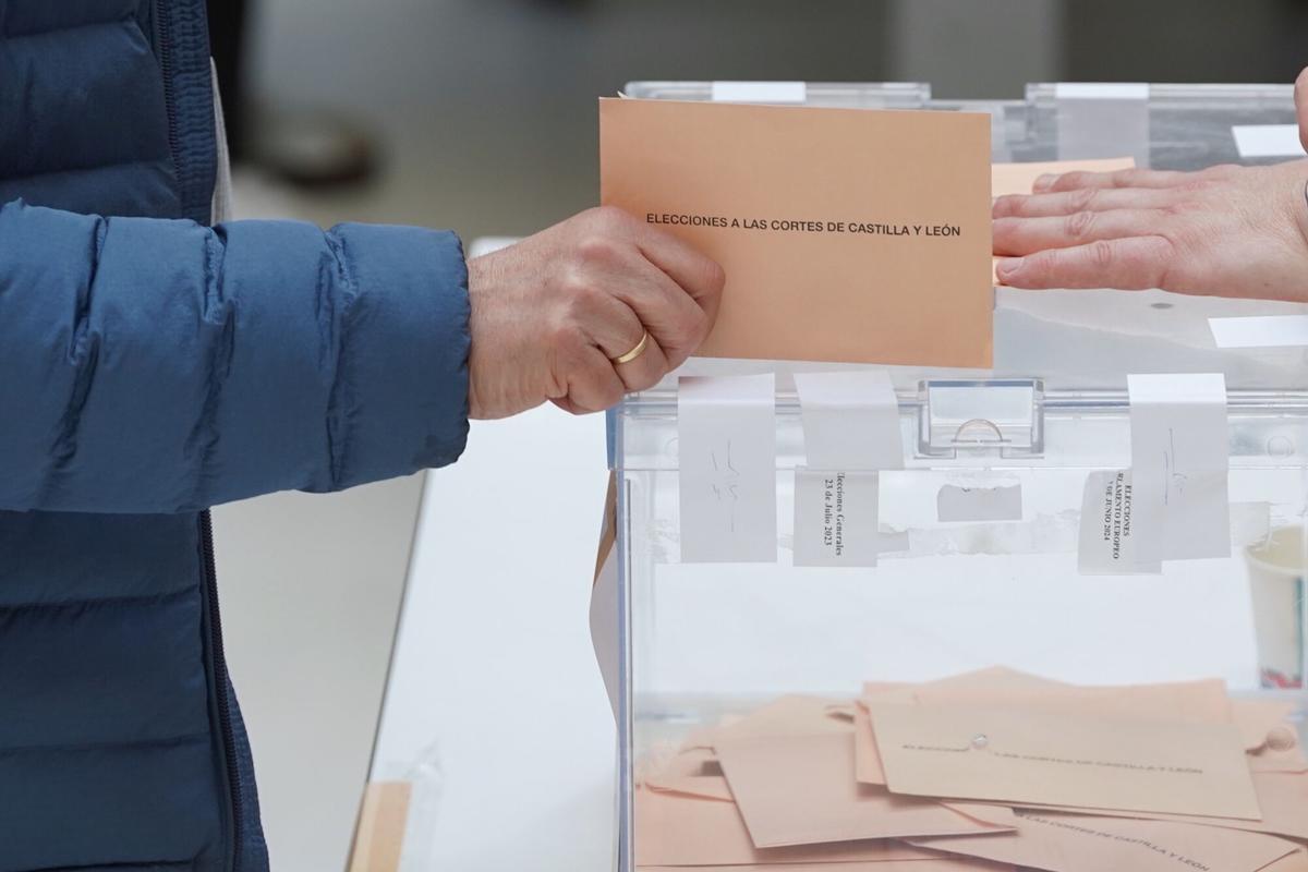 Los ciudadanos de Castilla y León están llamados a las urnas para elegir a sus representantes en el Parlamento autonómico, en una jornada electoral marcada por la incertidumbre.