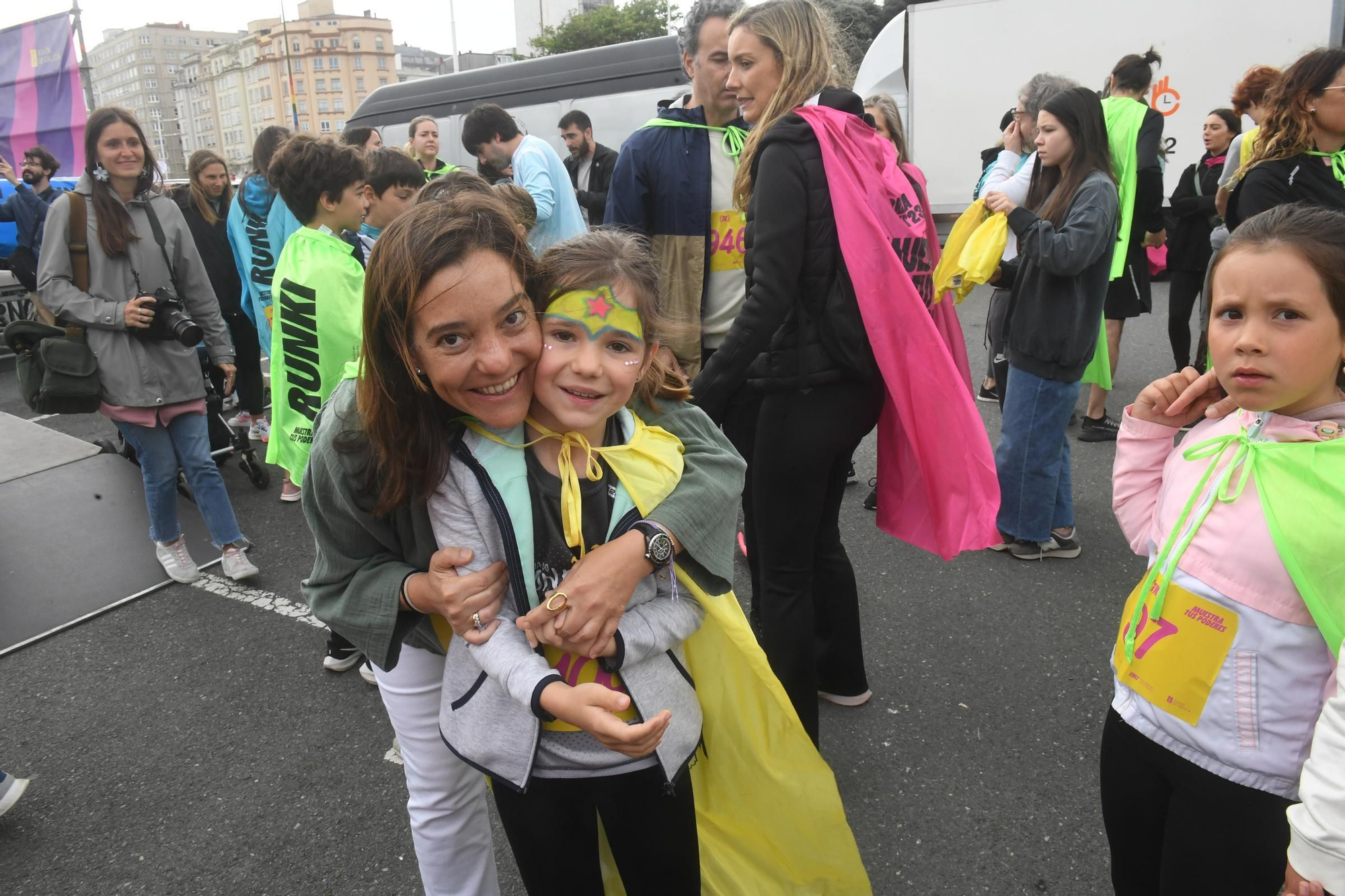 La carrera RUNKI, promovida por ENKI y Fundación Adcai inunda las calles de A Coruña con sus capas de superhéroes