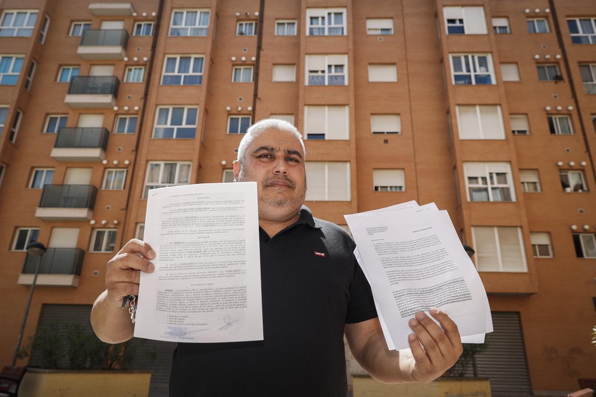 Uno de los inquilinos de Alfafar con el contrato y la carta enviada por la inmobiliaria de la Sareb.