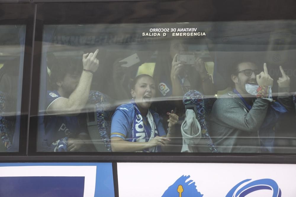 Llegada de los aficionados del Oviedo a El Molinón para presenciar el derbi