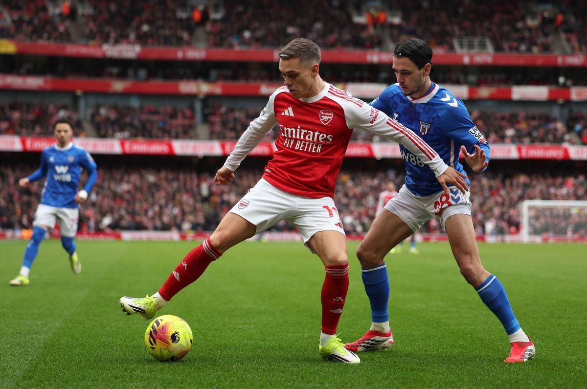 Leandro Trossard, del Arsenal, ante Enzo Le Fee, del Sunderland
