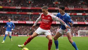 Leandro Trossard, del Arsenal, ante Enzo Le Fee, del Sunderland
