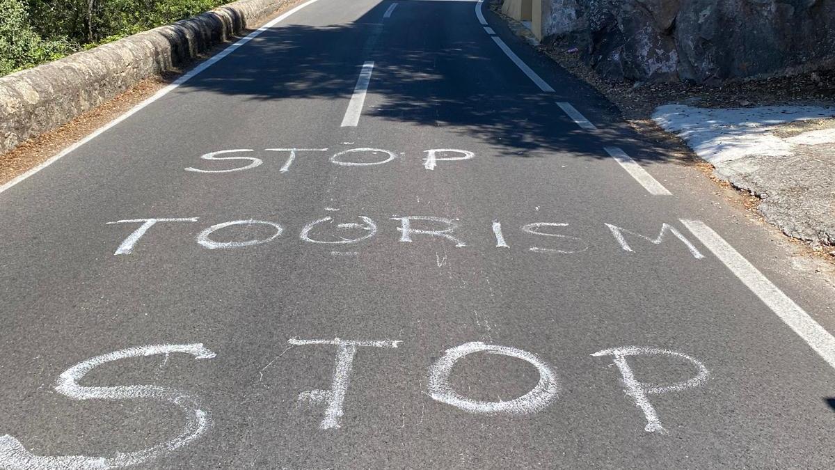 MASIFICACIÓN TURÍSTICA MALLORCA | Aparecen pintadas contra el turismo en la carretera Ma-10 entre Sóller y Deià MASIFICACIÓN TURÍSTICA MALLORCA | Aparecen pintadas contra el turismo en la carretera Ma-10 entre Sóller y Deià