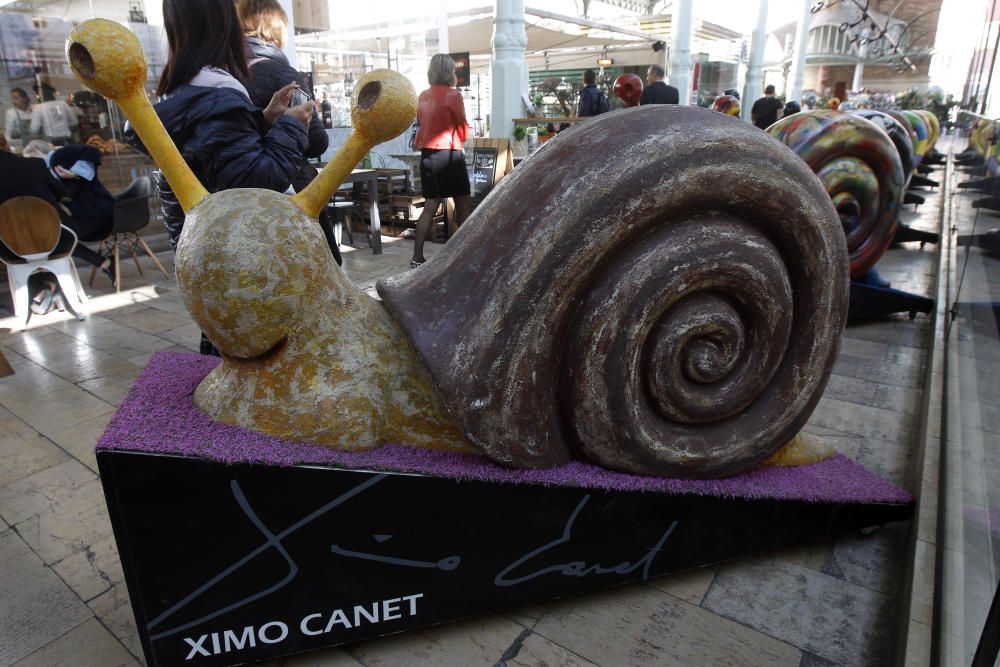 Exposición de caracoles gigantes en el mercado de Colón