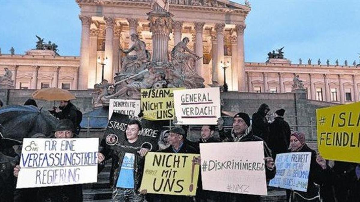 Manifestación en Viena contra la nueva ley sobre la financiación de centros de culto islámicos, este martes.